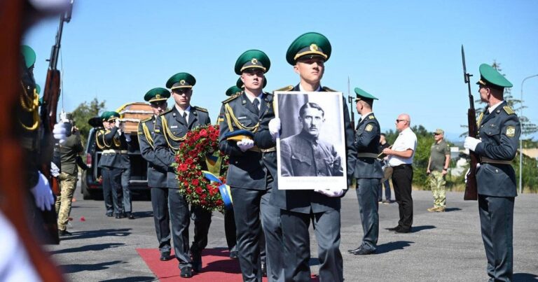 Прах Євгена Коновальця, засновника ОУН, повернено в Україну після майже століття