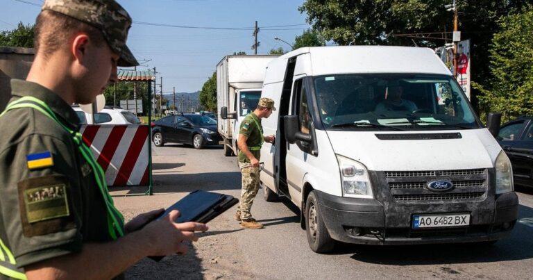 Автоматичний військовий облік жінок-медиків: обов’язки та право на виїзд за кордон