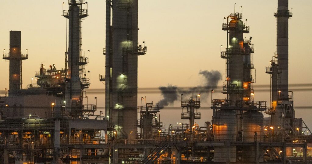 Удари по НПЗ дали результат: перероблення нафти в Росії впало до мінімуму за 24 роки
