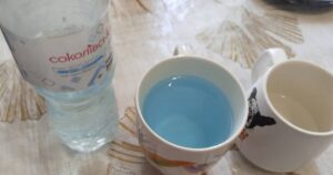 Блакитна вода в Бучі: мешканці скаржаться, комунальники шукають причину
