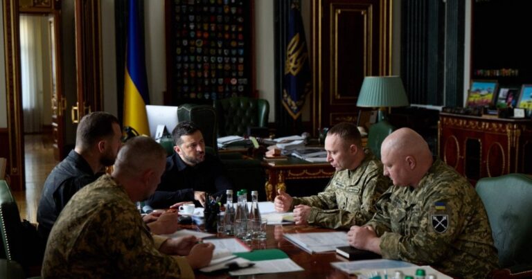 Кадрові зміни на фронті: Зеленський доручив підготувати рішення за пропозиціями головнокомандувача ЗСУ
