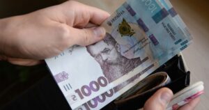 Середня зарплата в Україні у липні 2026: Регіональні лідери та галузеві відмінності