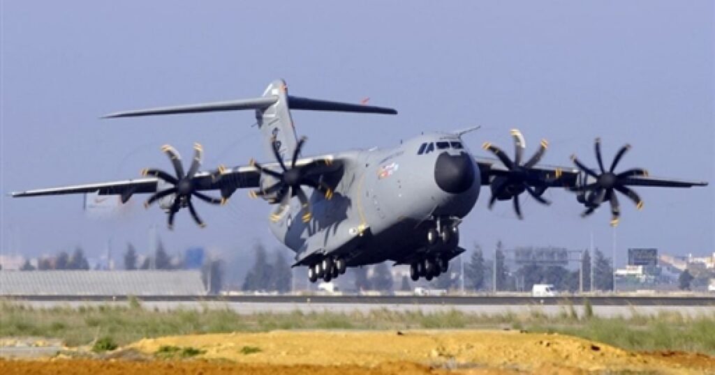 Літак Airbus сів просто посеред дороги: водії не повірили своїм очам — Світ Літак Airbus сів просто посеред дороги: водії не повірили своїм очам — Світ
