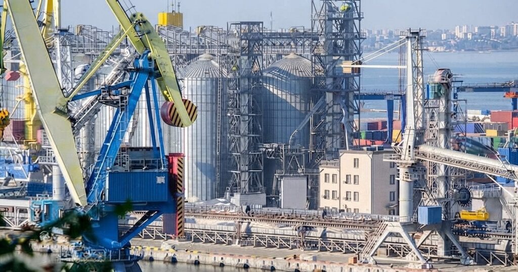 Вибухи розірвали Москву і порт Усть-Луга, вирує пожежа: влада верещить про купу дронів Вибухи розірвали Москву і порт Усть-Луга, вирує пожежа: влада верещить про купу дронів