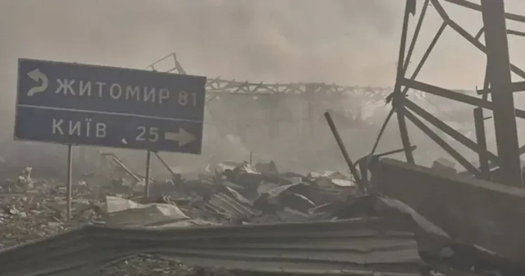 Понад 20 боєприпасів на одному подвір’ї: місцеві розповідають про моторошні наслідки удару РФ у селі Мила Понад 20 боєприпасів на одному подвір’ї: місцеві розповідають про моторошні наслідки удару РФ у селі Мила