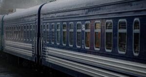 Поїзди в Україні: масштабні затримки руху через бойові дії та повітряні тривоги