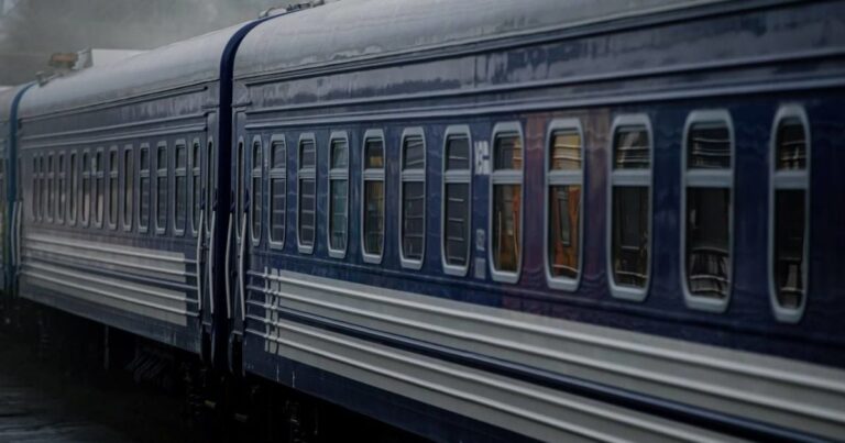 Поїзди в Україні: масштабні затримки руху через бойові дії та повітряні тривоги