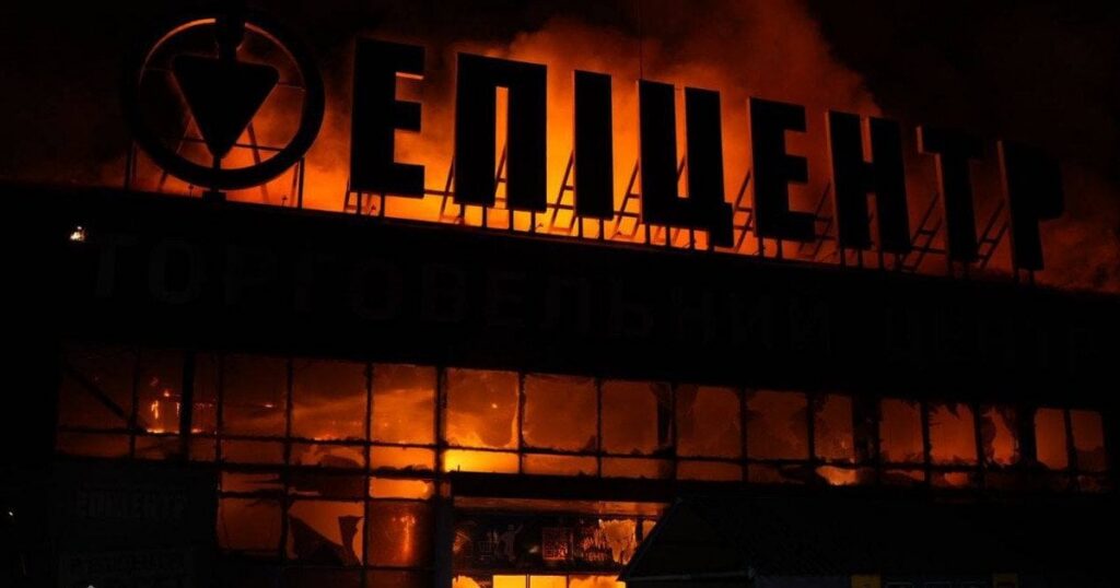 Знищений вщент ТЦ та вбиті люди: РФ масовано атакувала Україну ракетами і БПЛА, у небі досі загроза (мапа) Знищений вщент ТЦ та вбиті люди: РФ масовано атакувала Україну ракетами і БПЛА, у небі досі загроза (мапа)
