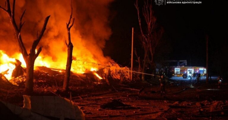 Запоріжжя під ударом: 20 постраждалих та 5 загиблих внаслідок атаки РФ на промислові об’єкти