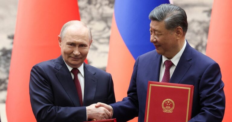 Китайська спецтехніка тисне на РФ: ринок обвалився на третину, прогнози невтішні