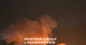 Київ під обстрілом: уламки ракети спричинили пожежу та блокування людей у житловому будинку