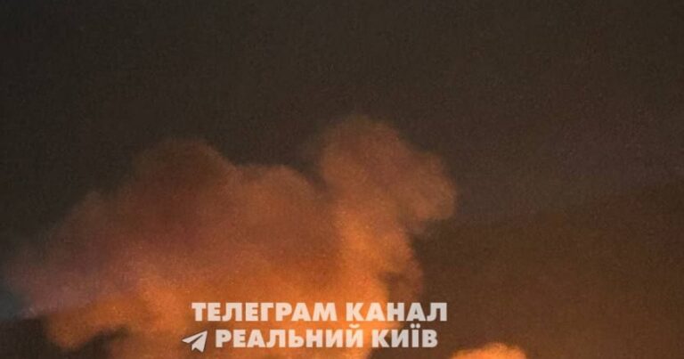Київ під обстрілом: уламки ракети спричинили пожежу та блокування людей у житловому будинку