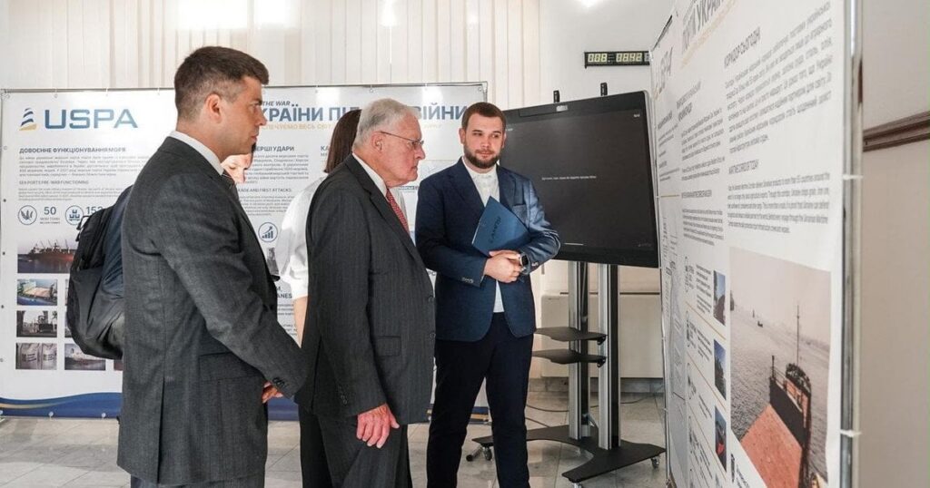 Кіт Келлог прибув до України і на власні очі побачив наслідки атак по порту в Одесі (фото) Кіт Келлог прибув до України і на власні очі побачив наслідки атак по порту в Одесі (фото)