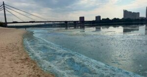Чому Дніпро став зеленим і вкрився піною: екологи назвали причини — Київ