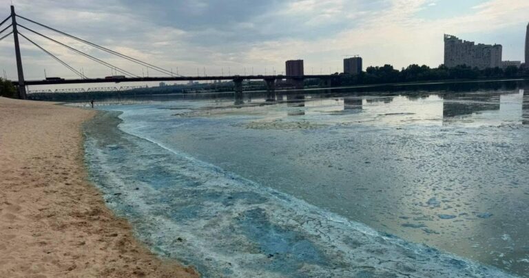 Чому Дніпро став зеленим: екологи розкривають причини «цвітіння» та появи піни