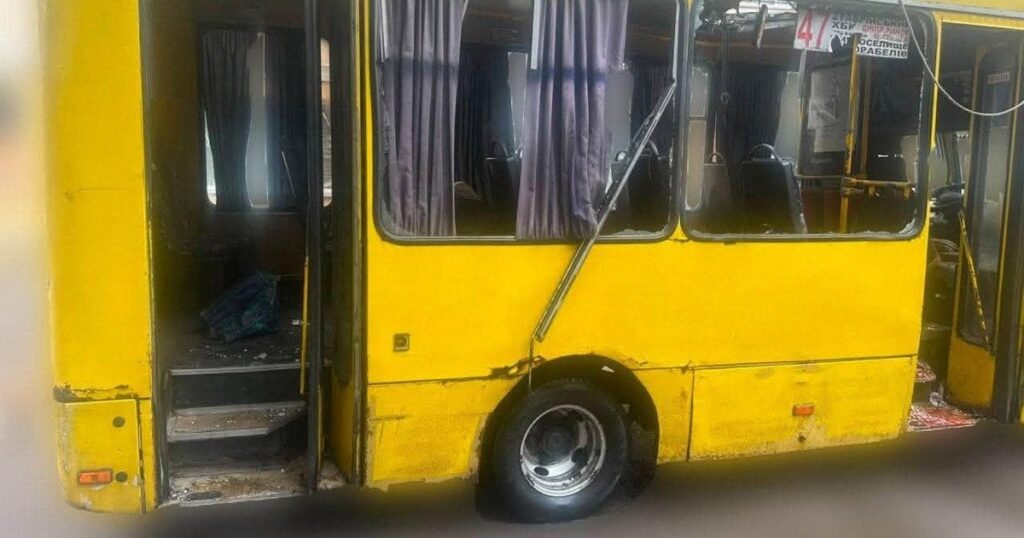 Росіяни посеред дня вгатили по маршрутці з людьми: багато загиблих та поранених — перші деталі
