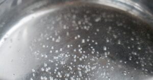 Ніколи не кип’ятіть воду в мікрохвильовці: прихована небезпека, про яку більшість людей навіть не здогадується