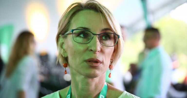 Ліза Богуцька: Зеленський – рятівник, а критика Єрмака – “збочення”
