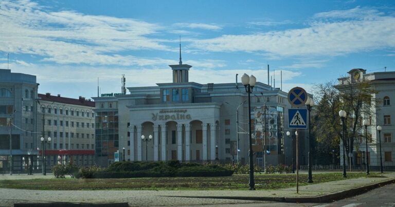 Херсон занурився в темряву: коли відновлять електропостачання після російської атаки