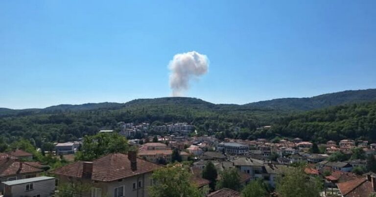 Вибух на військовому заводі в Болгарії: палають склади боєприпасів та евакуюють мешканців