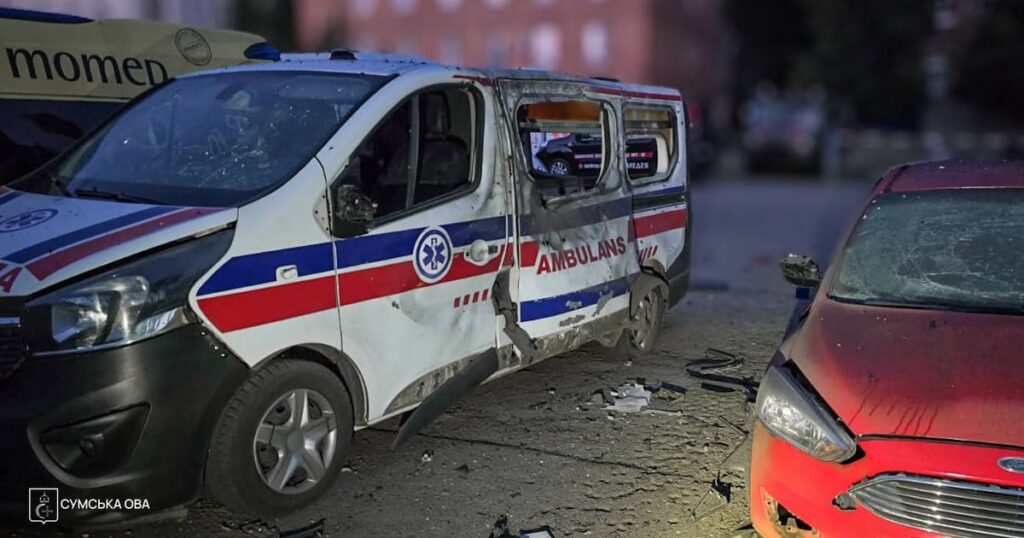 У Сумах ворожий дрон поцілив у швидку на території лікарні — Укрaїнa У Сумах ворожий дрон поцілив у швидку на території лікарні — Укрaїнa