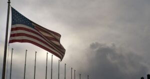 США оновили рівень ризику для поїздок в Україну: Вашингтон закликає до відсутності подорожей через небезпеку атак