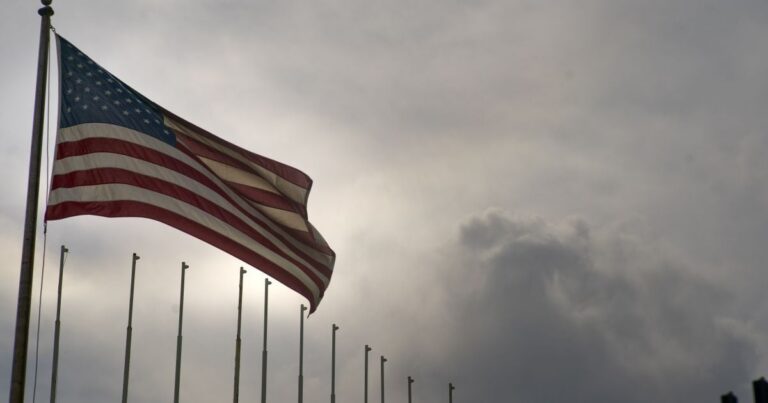 США оновили рівень ризику для поїздок в Україну: Вашингтон закликає до відсутності подорожей через небезпеку атак