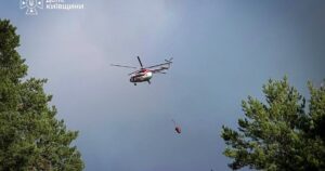 Масштабна лісова пожежа під Києвом: рятувальники та авіація борються з вогнем