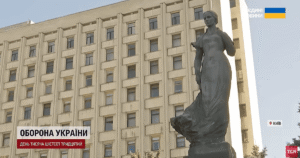 Лесю помили і причепурили: чому в Києві знімають мішки з піском із пам'ятників попри посилення обстрілів