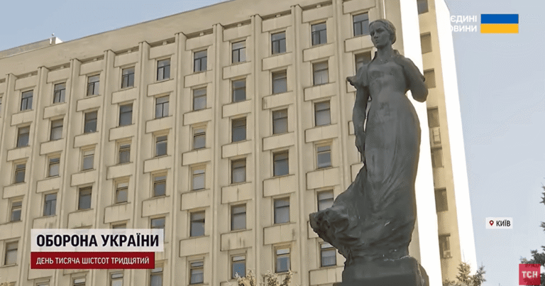 Пам’ятники Києва: чому “роздягають” Лесю Українку та інших, попри обстріли
