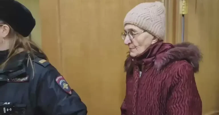Засуджена пенсіонерка з Токмака заспівала “Пісню про рушник” у суді: 15 років колонії за донати ЗСУ