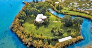 Власний острів за сім кілометрів від Венеції: скільки просять за фортецю