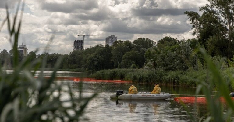 Кирилівське озеро під ударом: друга нафтова пляма за місяць після російських атак