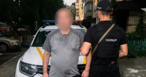 На Київщині чоловік жбурнув навчальну гранату в кабінет комунальників — Укрaїнa