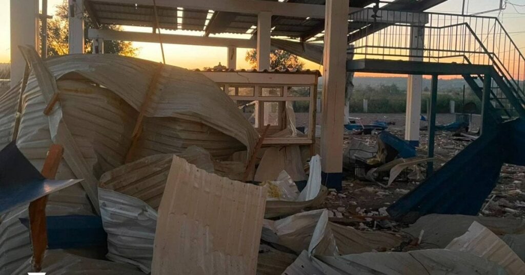 РФ вгатила по пункту пропуску на кордоні України з Молдовою: є руйнування, рух зупинили (фото) РФ вгатила по пункту пропуску на кордоні України з Молдовою: є руйнування, рух зупинили (фото)