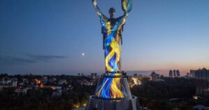 «Батьківщина-Мати» у Києві: Синє-жовте сяйво Незалежності та пам’ятні події