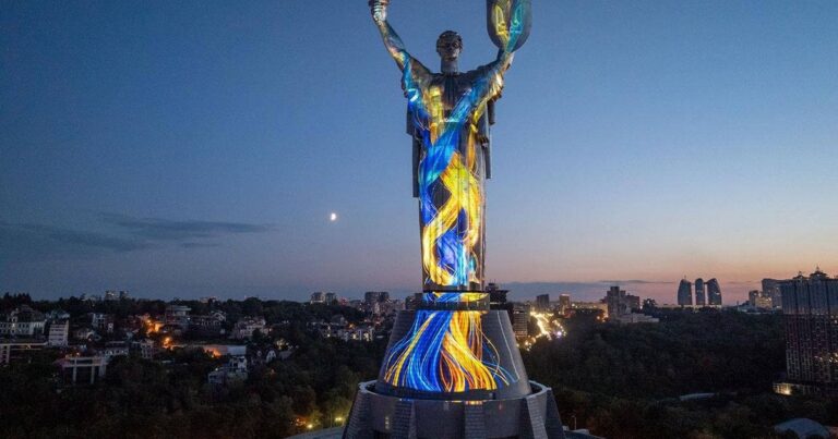 «Батьківщина-Мати» у Києві: Синє-жовте сяйво Незалежності та пам’ятні події