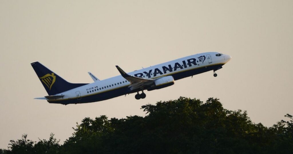 Пасажир Ryanair — готують позов на десятки мільйонів після розбитого ілюмінатора — Світ Пасажир Ryanair — готують позов на десятки мільйонів після розбитого ілюмінатора — Світ