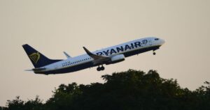 Пасажир Ryanair — готують позов на десятки мільйонів після розбитого ілюмінатора — Світ