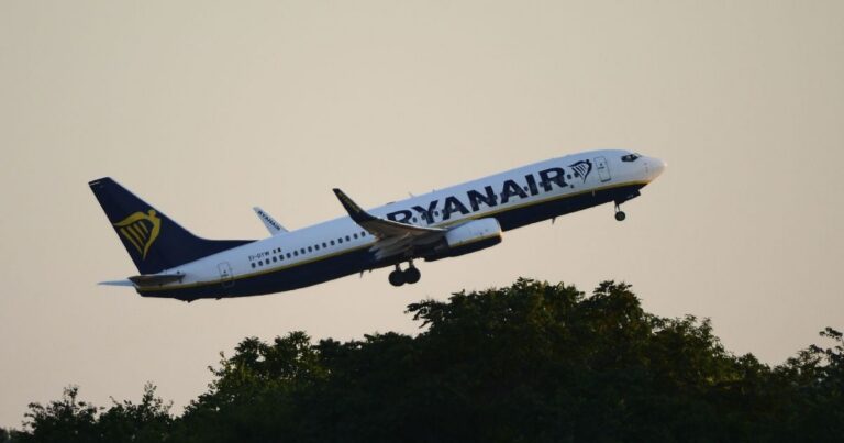 Пасажир Ryanair вимагатиме десятки мільйонів євро компенсації за інцидент із розбитим ілюмінатором
