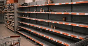 Дефіцит продуктів у Києві: як російські удари по складах впливають на полиці супермаркетів