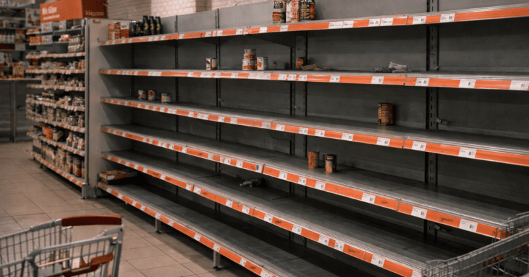 Дефіцит продуктів у Києві: як російські удари по складах впливають на полиці супермаркетів