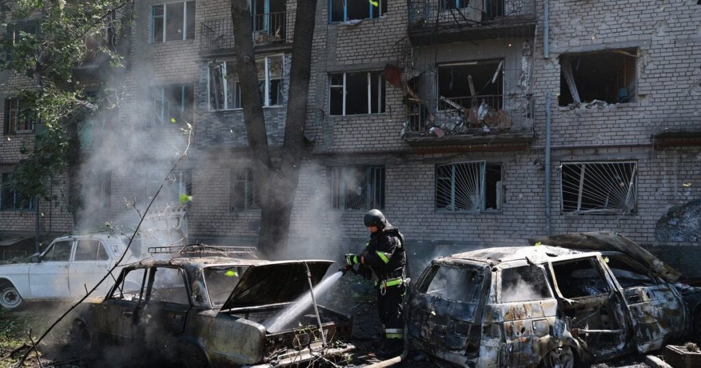 "Прильоти" просто у квартири та будинки: Росія атакувала Україну з 5 напрямків, у небі досі загроза (мапа)