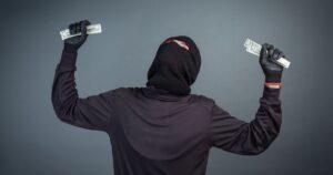 Івано-Франківський “Робін Гуд” отримав термін: крадіжка парфумів та напад на військового завершились ув’язненням