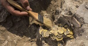 400-річна могила “вампірки” у Польщі: Серп, замок та страх перед нежиттю XVII століття