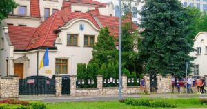 Військовий документ за кордоном — консульства перевірятимуть дані через Оберіг і можуть відмовити — Укрaїнa