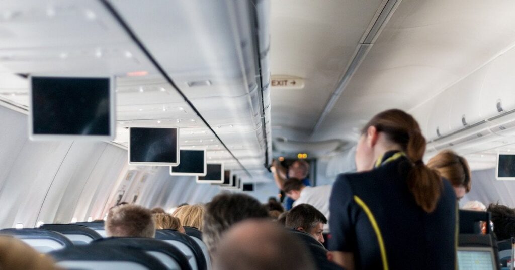 Українку зняли з рейсу та оштрафували в аеропорту Польщі: що зробила пасажирка — Світ Українку зняли з рейсу та оштрафували в аеропорту Польщі: що зробила пасажирка — Світ