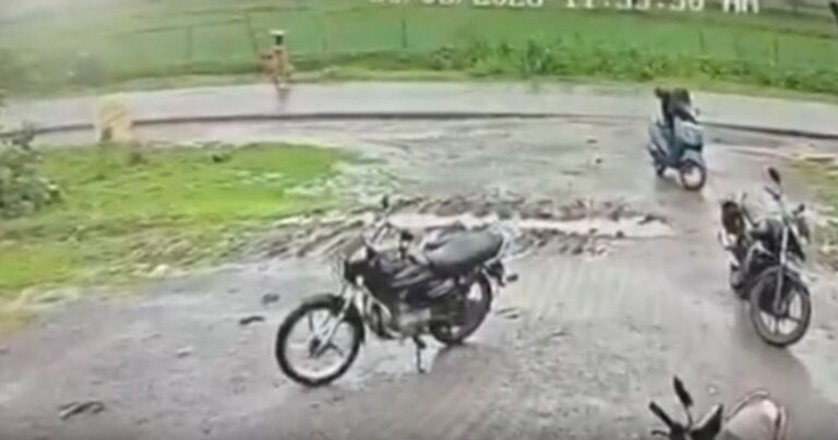 Загибель від удару блискавки: моторошна трагедія в Індії, зафіксована на відео
