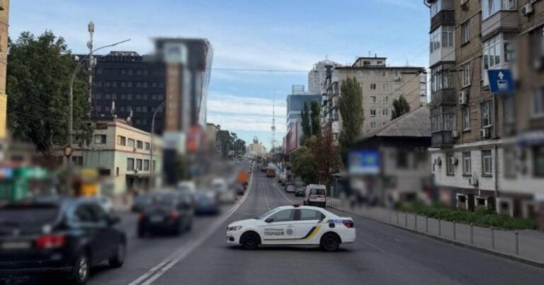 Масштабна нічна пожежа на Шулявці: рух транспорту перекрито, рятувальники працюють усю ніч