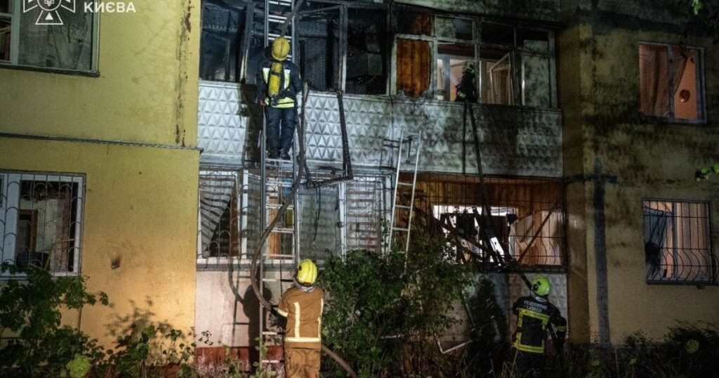 Вогонь у багатоповерхівці та постраждалі: у ДСНС розповіли про наслідки атаки на Київ Вогонь у багатоповерхівці та постраждалі: у ДСНС розповіли про наслідки атаки на Київ